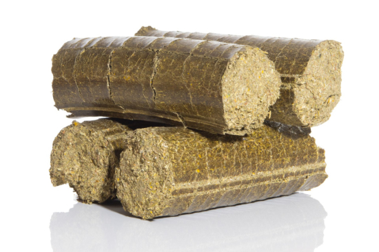 Klovací válec pro drůbež z lučního sena s vitamíny, minerály a enzymy